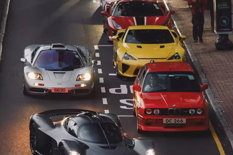 Được thiết kế bởi Gordon Murray, F1 sử dụng động cơ hút khí tự nhiên V12 dung tích 6.1 lít đặt giữa, sản sinh công suất 618 mã lực và 650 Nm mô-men xoắn cực đại. Công suất được truyền tới bánh sau thông qua hộp số sàn 6 cấp.