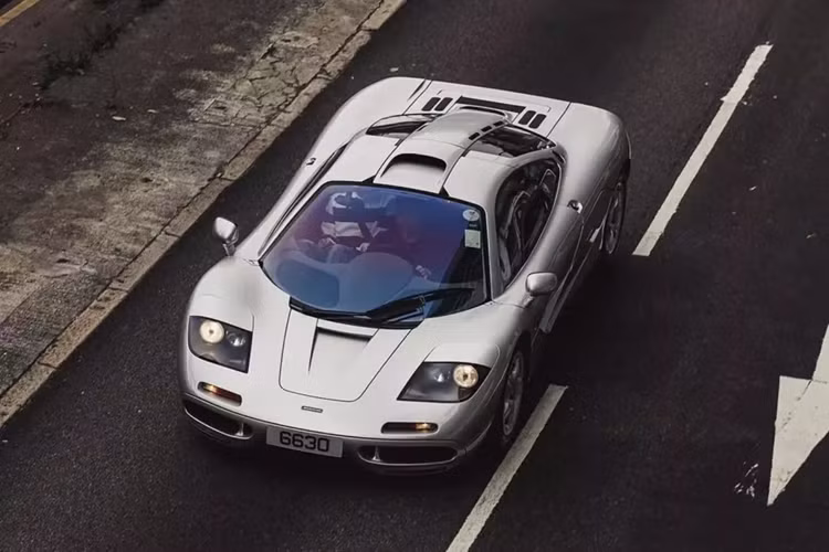 Nhờ sử dụng nhiều các vật liệu kỳ lạ như sợi carbon, kevlar, titan và thậm chí là vàng, siêu xe hypercar McLaren F1 chỉ nặng khoảng 1.240 kg kết hợp với thân xe được thiết kế tối ưu khí động học để cho phép tạo ra những con số hiệu suất phi thường.