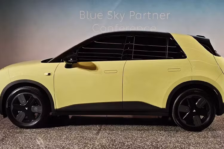 Người chắp bút cho mẫu xe Trung Quốc này chính là ông Kris Tomasson, cựu nhà thiết kế của BMW và Ford. Tuy nhiên, ngoại hình của xe lại gợi liên tưởng đến mẫu ôtô điện Honda e hiện đã bị ngừng bán. Có thể thấy rõ sự tương đồng giữa Firefly và Honda e thông qua kính cửa sổ, nóc màu đen cũng như các cột bên sườn.