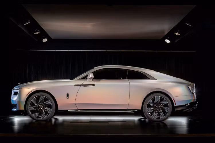 Sau khi Rolls-Royce hoàn thiện Spectre Lunaflair, họ đã chọn thời điểm đêm 17/9/2-24 vừa qua, khi hiện tượng siêu trăng (Supermoon) diễn ra để chụp lại bộ ảnh cho mẫu xe siêu sang độc bản này rồi mới bàn giao đến tay khách hàng.