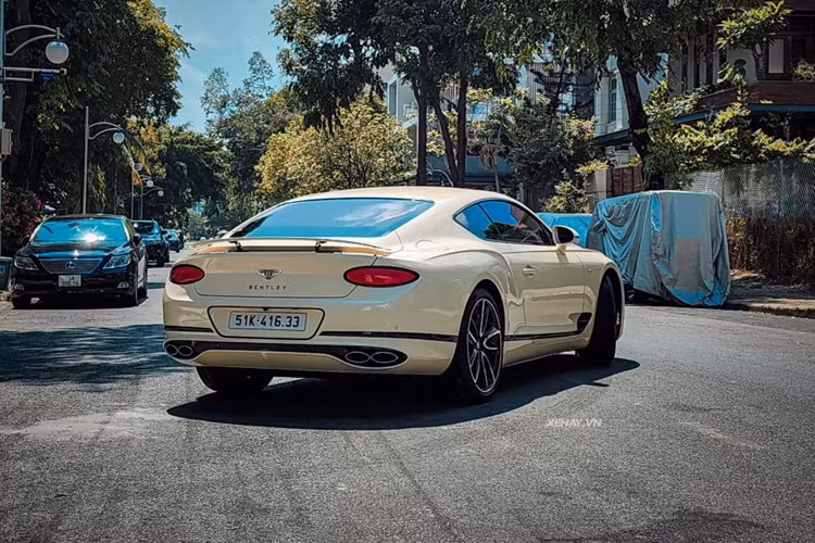 Cung cấp sức mạnh cho chiếc Bentley Continental GT V8 Legendary Edition là động cơ V8 twin-turbo 4.0L, sản sinh công suất tối đa 550 mã lực và mô-men xoắn cực đại 770 Nm. Đi kèm với động cơ này là hộp số 8 cấp ly hợp kép PDK của chính Porsche cùng hệ dẫn động 4 bánh toàn thời gian ưu tiên cầu sau.
