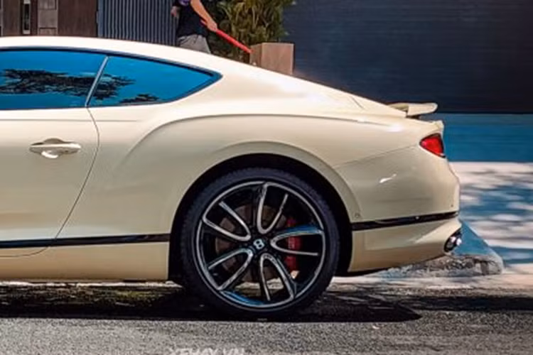 Về nội thất, khoang cabin của xe nổi bật với hai tone màu trắng và đỏ làm chủ đạo. Continental GT vẫn có thiết kế 2+2 quen thuộc, tuy nhiên không gian hàng ghế sau chỉ phù hợp với người có thể trạng nhỏ.