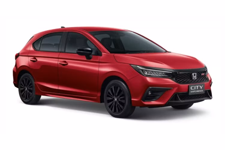 Theo đó, so với phiên bản cũ, mẫu xe Honda City 2024 bản hatchback 2024 tại thị trường Philippines có những sự thay đổi nhỏ ở ngoại thất như: cụm lưới tản nhiệt và khe gió cản trước lớn hơn.