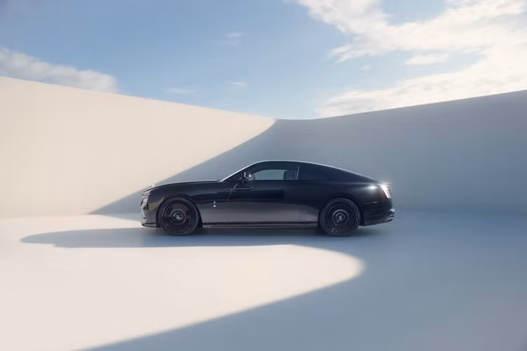 Bộ bodykit độ Rolls-Royce Spectre từ Spofec tinh tế hơn rất nhiều so với đối thủ Mansory, không thay đổi quá nhiều chi tiết trên xe mà vẫn có phần tôn lên vẻ đẹp nguyên bản của mẫu coupe siêu sang. Tất cả các chi tiết độ đều được hoàn thiện với vật liệu carbon trần kết hợp với lớp sơn đen và các chi tiết mạ chrome tối màu.