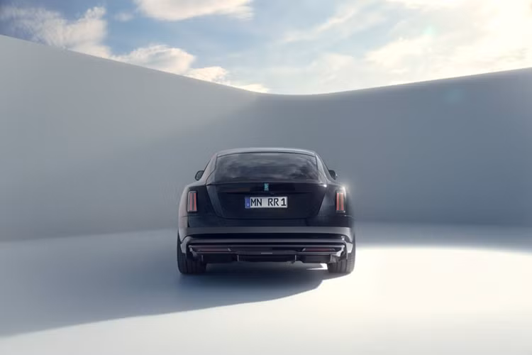 Bộ mâm mới bắt lấy cảm hứng từ thiết kế mâm đĩa của Rolls-Royce nhưng mang phong cách thể thao hơn. Spofec cung cấp sự lựa chọn giữa 72 màu khác nhau đối với bộ mâm này, đánh bóng hoặc chải và thiết kế thay thế SP2 với 9 nan đôi độc đáo.