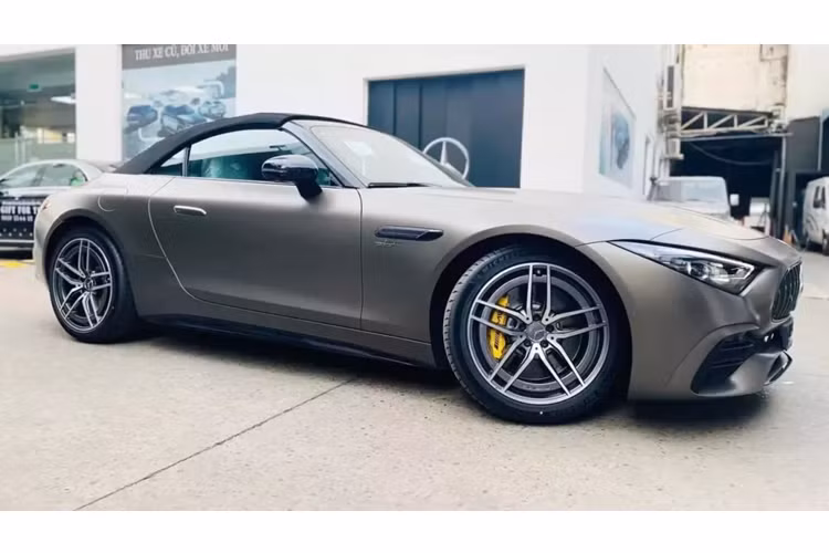 Với đa dạng phân khúc Mercedes-AMG được lòng từ thanh niên, thiếu gia, hot girl cho đến các doanh nhân, nhà sưu tập hay ông lão mái tóc bạc phơ sau vô lăng của các cổ máy Đức này. Tại Việt Nam, dòng xe Mercedes-AMG khá đa dạng, nhưng mới nhất, tinh thần thể thao đã nhất, Mercedes-AMG SL là sự lựa chọn tối ưu.