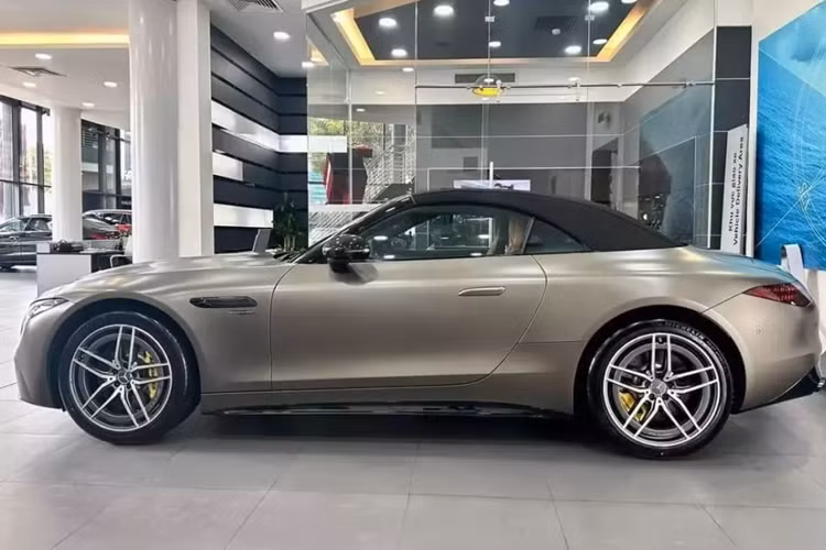 Mercedes-AMG SL43 đang bán chính hãng tại Việt Nam thuộc thế hệ thứ 7, sản xuất từ năm ngoái, chiếc xe này có phần mặt tiền khá ấn tượng với lưới tản nhiệt vòng cung, được tạo hình bằng các nan dọc, nằm chính giữa vẫn là logo ngôi sao 3 cánh.