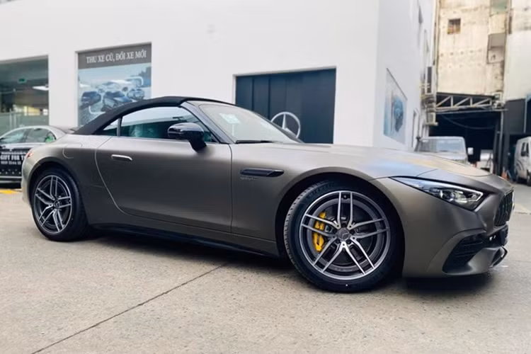 Tất nhiên với 1 chiếc xe có giá gần 7 tỷ đồng như Mercedes-AMG SL43, phần da bọc ghế được quan tâm, lựa chọn chất da cao cấp, khách có thể chọn màu xám nhám cùng nội thất đỏ, trông rất lôi cuốn, thể hiện đúng chất 1 chiếc xe thể thao hạng sang.