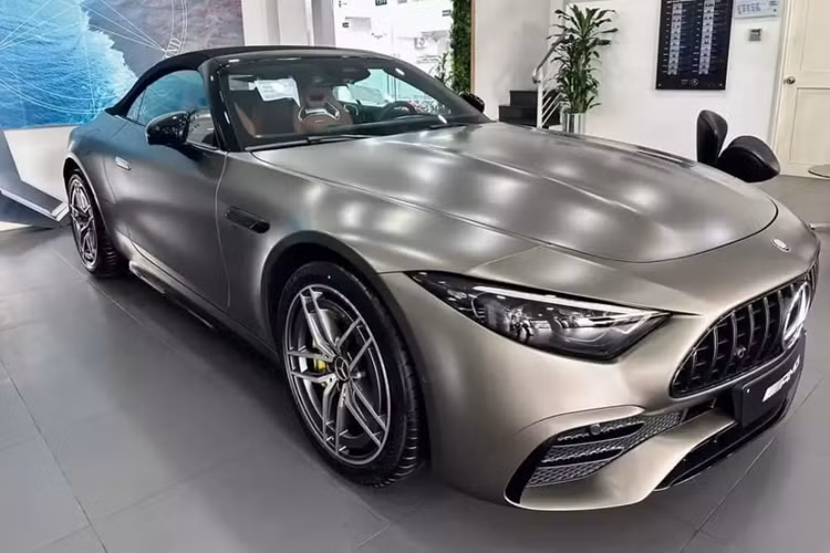 Mercedes-AMG là 1 trong những dòng xe hiệu suất cao rất thú vị trên thế giới, sản phẩm của họ không chỉ có đơn thuần xe thể thao, mà còn siêu xe, xe sang và cả SUV hạng sang. Ngôi nhà AMG luôn là đích đến của nhiều khách hàng mua xe Mercedes-Benz và Mercedes-AMG SL43 2024 mới là một trong số đó.