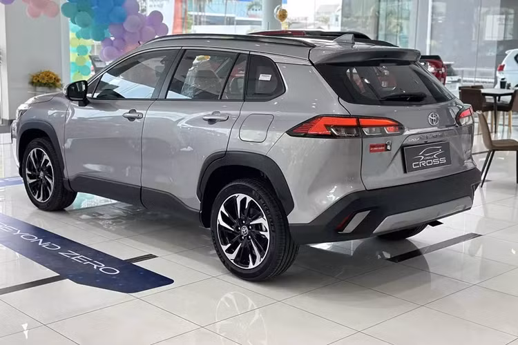 Toyota Corolla Cross mới tiếp tục được nhập khẩu nguyên chiếc từ Thái Lan. Từ nay cho đến hết ngày 31/12/2024, Toyota Việt Nam vẫn sẽ tiếp tục áp dụng chương trình khuyến mại tặng gói gia hạn bảo hành 2 năm dành cho khách hàng mua xe.