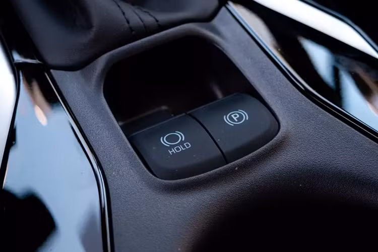 Cá biệt có trường hợp của Toyota Land Cruiser 300 Series với mức "lạc" lên đến hơn 1 tỷ đồng. Như thông tin đã đưa, Toyota Corolla Cross 2024 tại Việt Nam chỉ có 2 phiên bản là 1.8 Xăng và 1.8 HEV với giá tương ứng 820 triệu và 905 triệu đồng. Trong khi đó, bản G tiêu chuẩn đã bị loại bỏ khiến giá khởi điểm của mẫu SUV cỡ B+ này tăng mạnh.