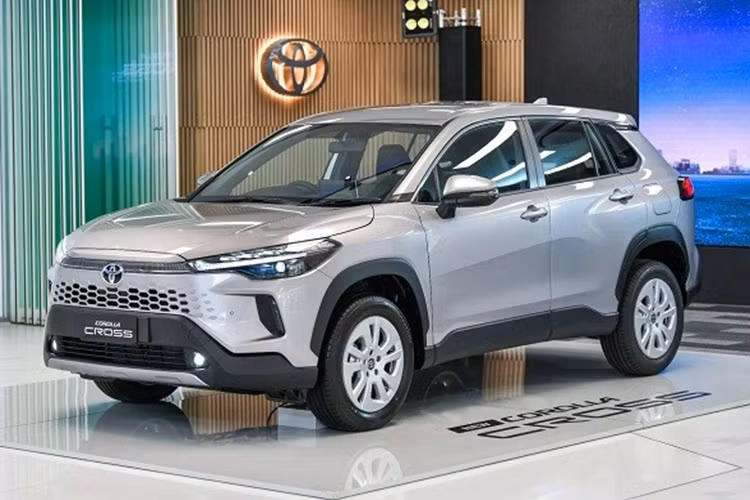 Đi kèm với động cơ này là hộp số e-CVT và mô-tơ điện có công suất tối đa 72 mã lực cùng mô-men xoắn cực đại 163 Nm.