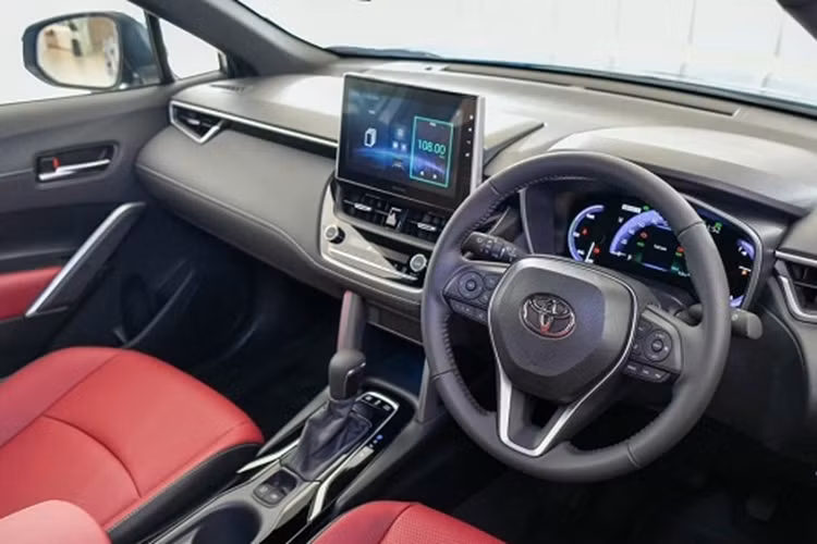 Tương tự xe ở thị trường Thái Lan, Toyota Corolla Cross 2024 tại Việt Nam cũng được cải tiến về mặt thiết kế ngoại thất và trang bị tiện nghi. Theo đó, xe có thêm lưới tản nhiệt với thiết kế dạng tổ ong hoàn toàn mới và cụm đèn pha LED tích hợp đèn báo rẽ dạng dòng chảy.