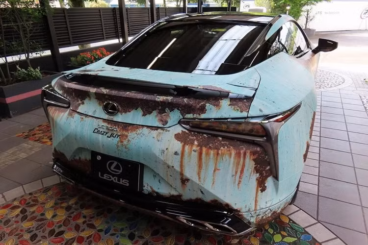 Sức mạnh được truyền tới cầu sau thông qua hộp số tự động 10 cấp. Nhờ đó, Lexus LC500 có thể tăng tốc từ 0-100 km/h trong 4,4 giây, trước khi đạt vận tốc tối đa 270 km/h. Mức giá xe Lexus LC500 thế hệ mới hiện có mức bán ra khoảng tương đương hơn 2 tỷ đồng tại thị trường quốc tế..