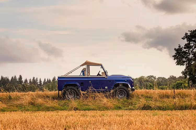 Hãng nâng cấp đã phát triển những chiếc Land Rover kiểu cũ trong 20 năm và tại Salon Prive, họ đã trình làng loạt Defender độc lập mới được phục hồi và có sẵn ở cấu hình D90 và D110. Các mẫu xe tiêu chuẩn của Kingsley có phiên bản đại tu của động cơ Land Rover nguyên bản và hộp số được chế tạo lại hoàn toàn.