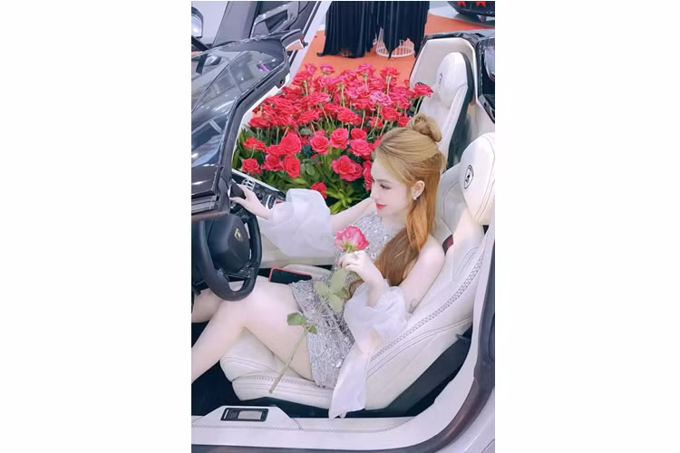 Tuy nhiên, công việc chính của cô gái này là bán kem trộn, nghe đến đây, cộng đồng mạng đã không khỏi choáng trước sự giàu có của các hot girl bán mỹ phẩm.