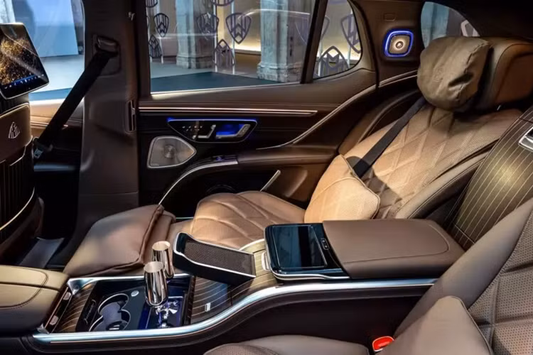 Cụ thể, SUV điện Mercedes-Maybach EQS 680 sử dụng hệ truyền động chính là mô-tơ điện sản sinh ra công suất tối đa 649 mã lực và 950 Nm. Sức mạnh này giúp xe tăng tốc từ vị trí xuất phát lên 100 km/h trong thời gian chỉ 4,4 giây. Riêng tại thị trường Trung Quốc, mẫu SUV thuần điện siêu sang này chỉ mạnh 630 mã lực.