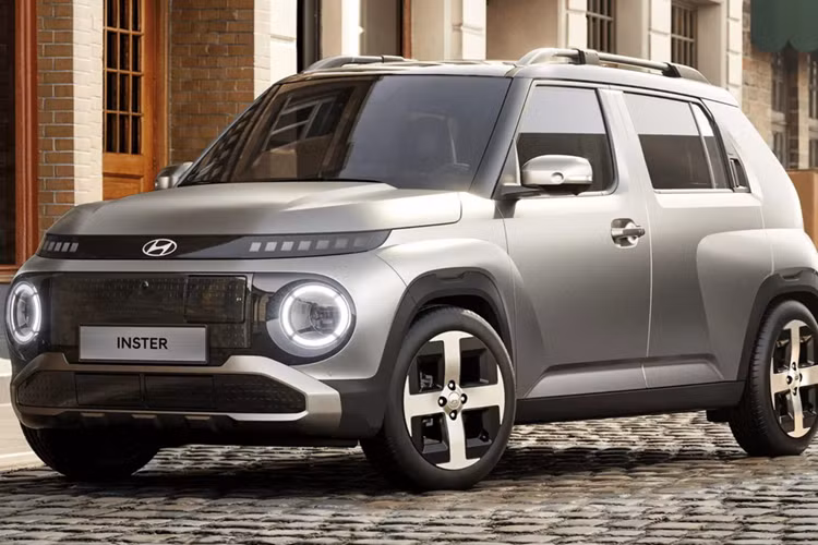 Ngoài ra, Hyundai Inster Cross 2025 còn sở hữu baga nóc tiêu chuẩn. Toàn bộ thân xe được sơn màu xanh nhám Amazonas Green Matte mới cho phù hợp với hình tượng. Đây là màu sơn chỉ dành riêng cho phiên bản Cross của mẫu SUV điện cỡ nhỏ này.