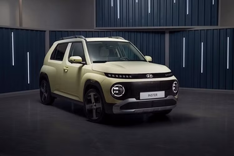 Bên trong xe, Hyundai Inster Cross 2025 chỉ sở hữu một số thay đổi nhỏ như ghế bọc nỉ màu nâu dành riêng cho xe. Bên cạnh đó là những điểm nhấn màu xanh trên mặt táp-lô và ghế. Trong khi đó, các thông số còn lại của Hyundai Inster Cross 2025 không có gì thay đổi so với bản thường.