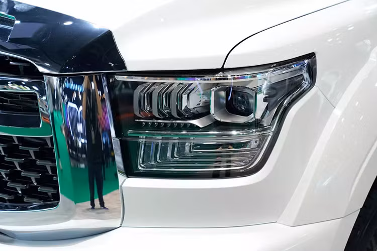Tuy nằm cùng phân khúc xe bán tải hạng trung với Ford Ranger và Toyota Hilux nhưng Poer Sahar HEV có kích thước lớn hơn nhiều. Theo đó, xe sở hữu kích thước dài x rộng lần lượt là 5.445 x 1.991 mm và chiều dài cơ sở 3.350 mm. So với Toyota Hilux, xe dài hơn 120 mm trong khi chiều dài cơ sở nhỉnh hơn 265 mm.