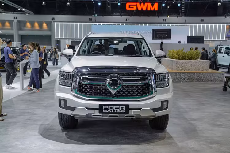 Tổng cộng, Poer Sahar HEV của Trung Quốc sở hữu công suất 351 mã lực và mô-men xoắn cực đại 615 Nm. Ngoài ra, mẫu xe bán tải này còn có pin lithium-ion, hộp số tự động 9 cấp và hệ dẫn động 4 bánh.