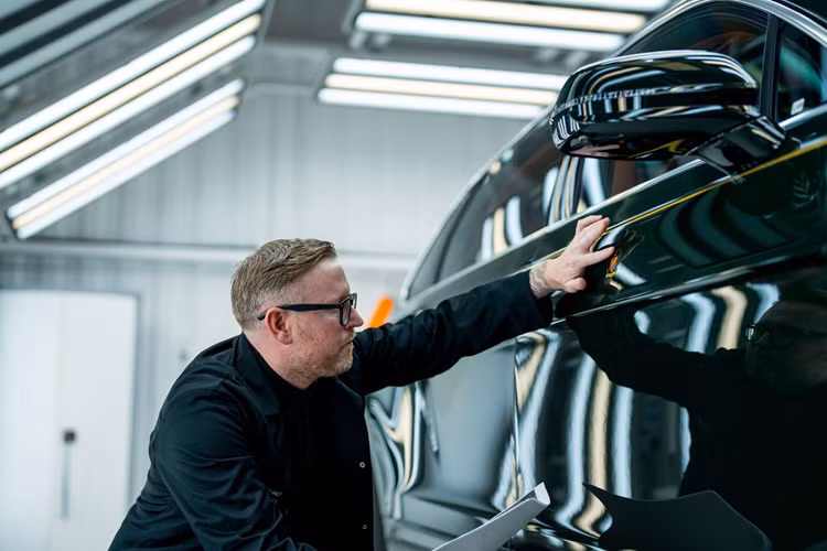 4 chiếc xe Bentley Bentayga EWB Azure Mulliner đặc biệt này sẽ bắt đầu hoạt động vào cuối tháng 11.2024 như một phần của dịch vụ tài xế đưa đón hoàn hảo của The Peninsula Hong Kong.