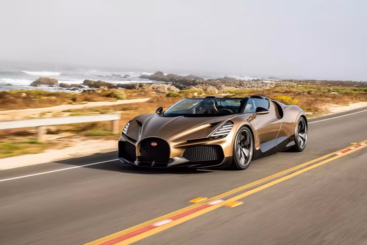 Khi Bugatti giới thiệu Chiron lần đầu vào năm 2016, nhiều người cho rằng hãng sẽ sớm cho ra mắt một biến thể mui trần của dòng xe này, giống như từng làm với mẫu Veyron thông qua bản Grand Sport vô cùng đẹp mắt. Nhưng hãng xe Pháp chưa bao giờ thực sự có ý định bán Bugatti Chiron mui trần suốt một thời gian dài.