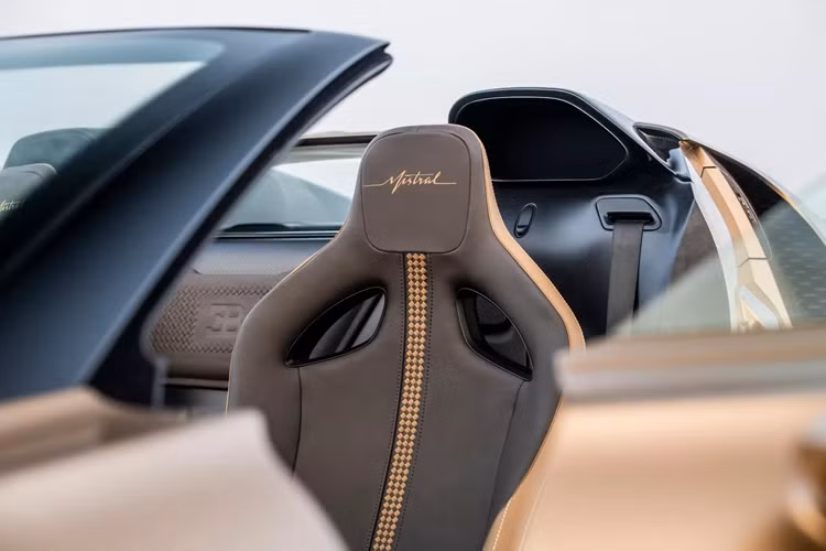 Các chi tiết thiết kế như cụm đèn pha tương đồng với siêu phẩm độc bản La Voiture Noire, kết hợp cùng logo Mistral cách điệu, đề cao vẻ đẹp tinh tế và hiện đại. Mâm xe ảnh hưởng từ La Voiture Noire, cột A và kính chắn gió thấp hơn Chiron, cùng hệ thống đèn hậu dạng chữ X đặc trưng giúp tăng hiệu quả làm mát cho động cơ.