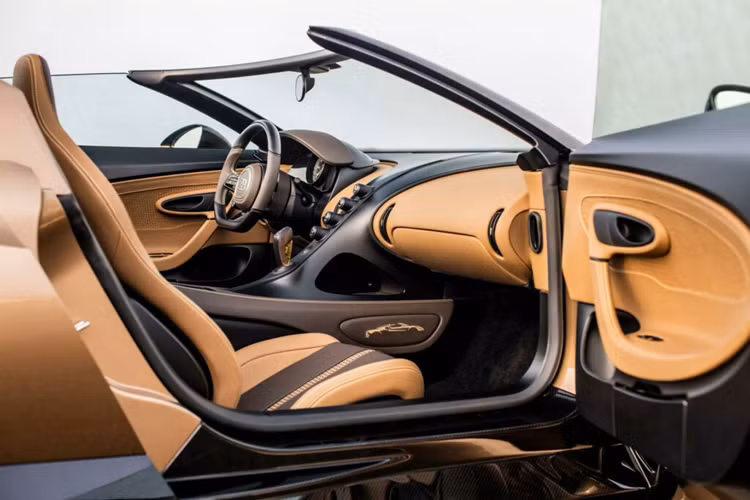 Một chiếc Chiron không mui có thể là một chiếc xe tuyệt vời đối với nhiều người khác, nhưng nó sẽ không đáp ứng được những tiêu chuẩn cao nhất mà Bugatti tuân thủ. Xe Bugatti sẽ luôn ở một vị thế độc đáo, không thể được so sánh với bất kỳ mẫu xe nào khác, cho dù chúng có là siêu xe thể thao đẳng cấp cao đi chăng nữa.”