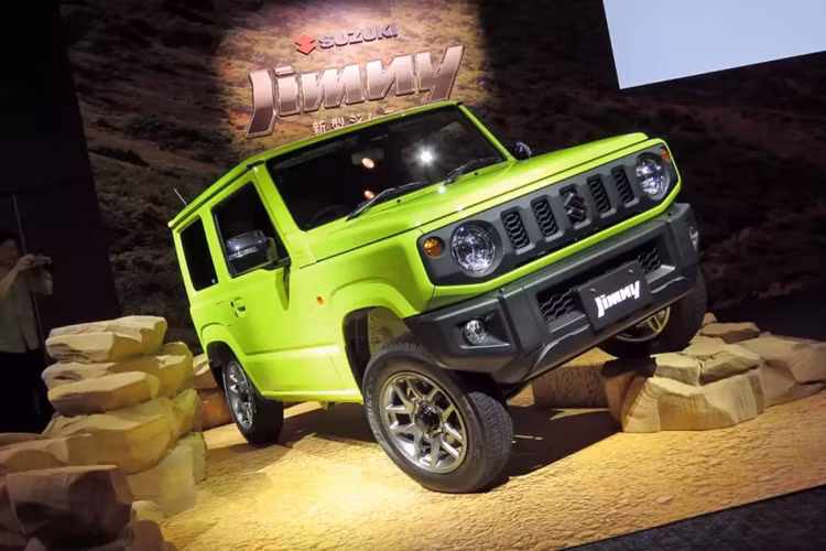 Mới đây, hãng Suzuki đã tung ra phiên bản 2024 của dòng SUV cỡ nhỏ Jimny tại thị trường Nhật Bản. Ở thị trường này, Suzuki Jimny 2024 mới có 2 phiên bản, bao gồm Jimny và Jimny Sierra. Trong đó, Suzuki Jimny chỉ dành riêng cho Nhật Bản còn Jimny Sierra chính là xe cũng được bán tại các thị trường quốc tế.
