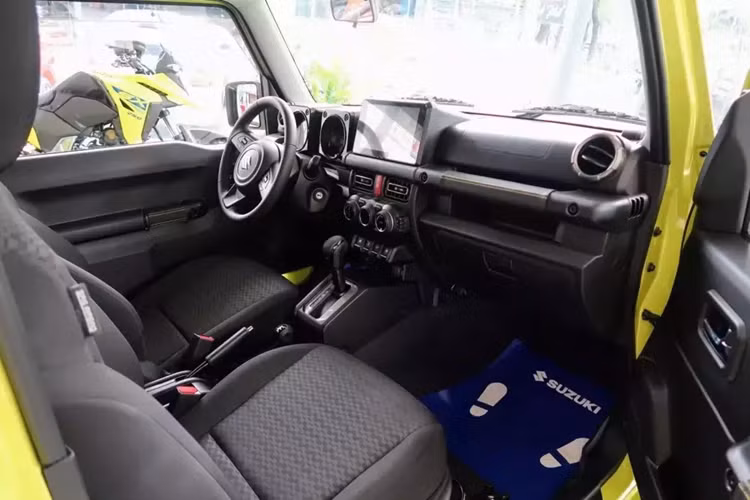 Suzuki Jimny 2024 dành cho thị trường Nhật Bản không thay đổi về thiết kế hay trang bị so với trước. Thay vào đó, hãng Suzuki chỉ bổ sung cảm biến hỗ trợ đỗ xe phía sau cho mẫu SUV này nhằm đáp ứng quy định về an toàn tại Nhật Bản. Cảm biến này được lắp ở hai bên cản sau, ngay bên dưới đèn hậu.