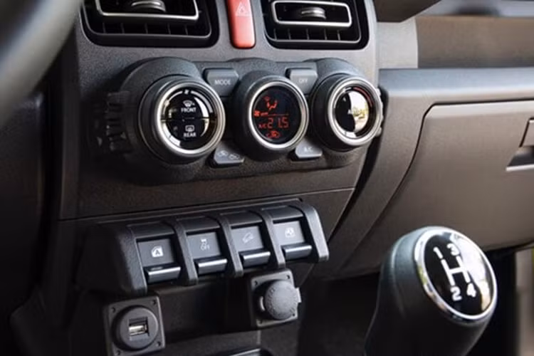 Thuộc phiên bản 3 cửa, Suzuki Jimny tại Việt Nam sở hữu kích thước dài x rộng x cao lần lượt 3.645 x 1.645 x 1.720 mm và chiều dài cơ sở 2.250 mm. Ngoài kích thước nhỏ, mẫu xe này còn có trang bị khá cơ bản như đèn pha LED tự động bật/tắt, đèn sương mù, đèn hậu LED, vành hợp kim 15 inch, lốp 195/80R15 và lốp dự phòng nằm giữa cửa cốp.