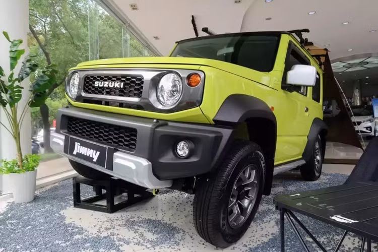 Tại thị trường Nhật Bản, giá xe Suzuki Jimny 2024 có mức bán ra dao động từ 1.654.400 - 2.002.000 Yên (khoảng 271 - 328 triệu đồng). Con số tương ứng của Suzuki Jimny Sierra 2024 là từ 1.962.400 - 2.183.500 Yên (322 - 358 triệu đồng).
