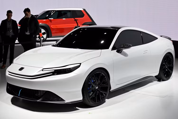 Bên trong xe, Honda Prelude 2026 được trang bị nội thất 2 hàng ghế với 5 chỗ ngồi. Tuy nhiên, hàng ghế sau của xe khá chật hẹp. Xe có ghế trước thể thao bọc da, bảng đồng hồ kỹ thuật số, màn hình thông tin giải trí đặt nổi trên mặt táp-lô, phanh tay điện tử và các nút bấm chuyển số điện tử.