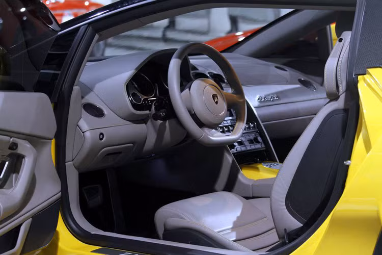 Thiết kế phần thân xe khác biệt rất nhiều so với một chiếc Gallardo thông thường. Zagato đã thay thế từng tấm thân xe, thậm chí còn thiết kế lại cả phần đèn chiếu sáng trước sau mới.