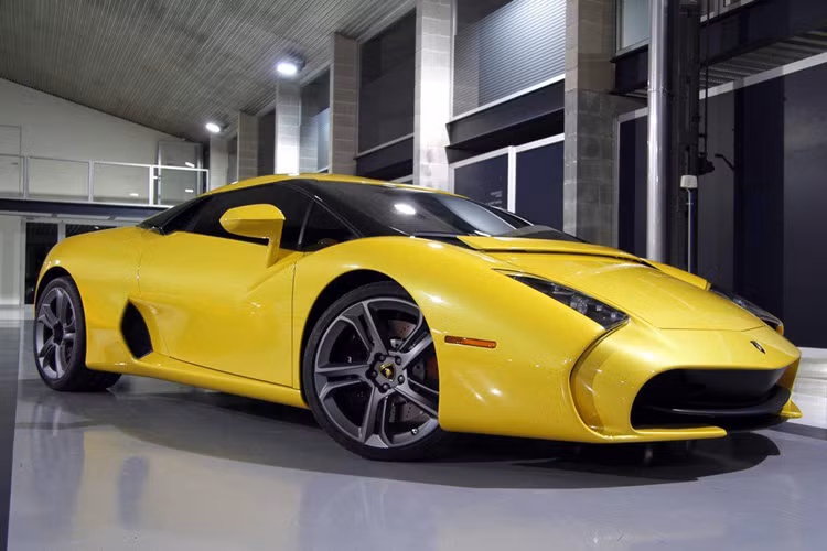 Mức giá xe siêu xe Lamborghini 5-95 Zagato khoảng 1 triệu USD và được điều chỉnh theo yêu cầu đặc biệt của từng người mua. Chiếc xe này ban đầu là một chiếc Superleggera được hoàn thiện với màu xám Grigio Lynx đậm nhưng sau đó nó được chuyển đến Milan, Ý và trong quá trình chuyển đổi, chiếc xe đã được sơn lại màu vàng sáng để trở nên nổi bật hơn.