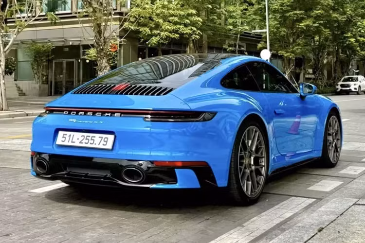 Xe thể thao Porsche 911 Carrera 4S được trang bị hộp số tự động 8 cấp ly hợp kép PDK do hãng xe Porsche phát triển, nhờ đó, mẫu xe thể thao này dễ dàng đua nước rút từ vị trí xuất phát lên 100 km/h chỉ trong thời gian 3,6 giây trước khi đạt tốc độ tối đa 306 km/h.