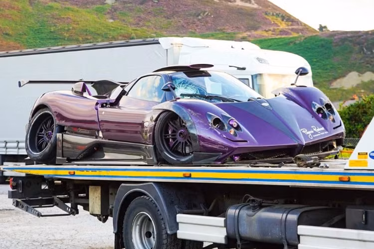 Hình ảnh hiện trường ở thời điểm đó cho thấy, chiếc Pagani Zonda 760 LH độc nhất vô nhị này bị hư hỏng nghiêm trọng, cả 4 bánh xe đều bị gãy khỏi trục, bộ mâm bị cong vẹo. Nhiều chi tiết carbon trên thân vỏ cũng bị xé rách, hệ thống đèn pha thì vỡ nát.