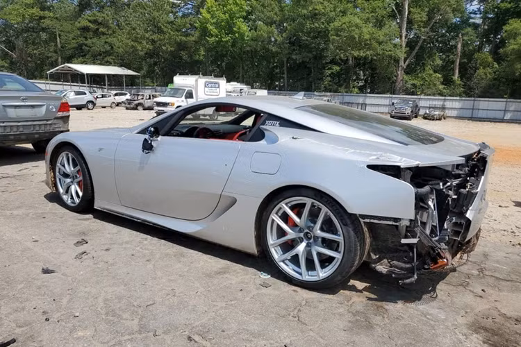 Cho đến hiện tại, tung tích của chiếc Lexus LFA xấu số mang màu sơn bạc Metallic Silver vẫn còn là bí ẩn. Nhiều người đam mê tốc độ hy vọng người chủ thứ 4 sẽ sớm hồi sinh mẫu xe biểu tượng này.