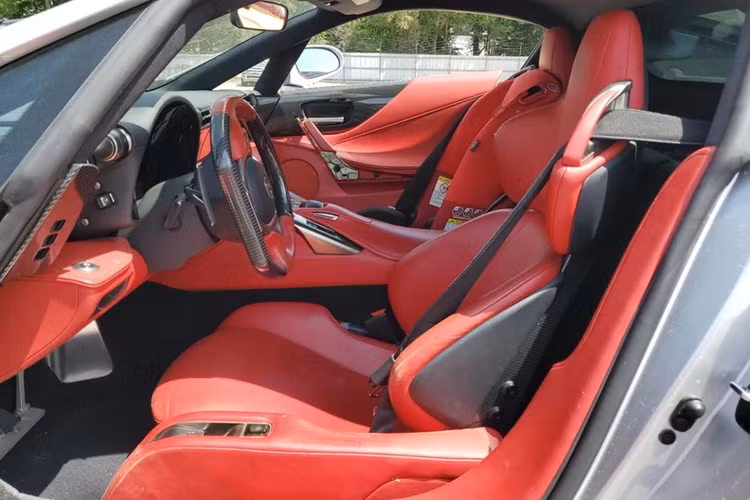 Nội thất của chiếc Lexus LFA này gần như không bị ảnh hưởng bởi vụ va chạm. Tuy nhiên, bộ ghế ngồi bọc da màu đỏ đã có dấu hiệu xuống cấp theo thời gian.