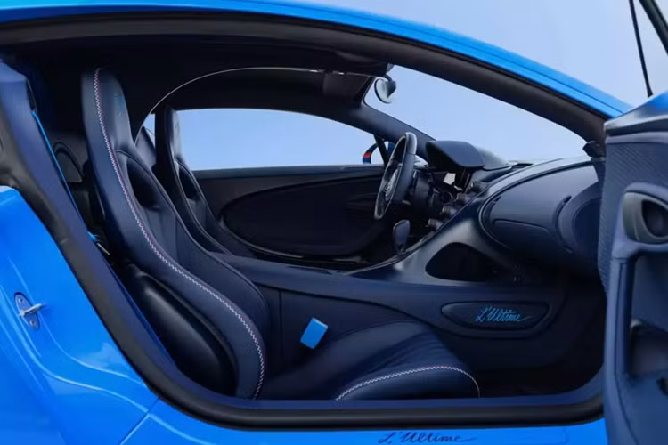 Bugatti Chiron L'Ultime là một lời tri ân dứt khoát dành cho dòng Chiron định hình thời đại, một kỷ nguyên được đánh dấu bằng vô số đột phá đầu tiên trong ngành và những thành tựu độc đáo đầu tiên trên thế giới, đồng thời mở đường cho một chương mới về hiệu suất, sự sang trọng và tay nghề thủ công vô song.