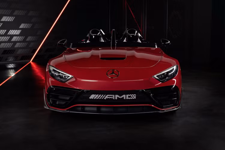 Chiếc xe thể thao AMG Mythos PureSpeed hai chỗ này sẽ được sản xuất vào năm tới và sẽ được sản xuất giới hạn ở 250 chiếc. Nhóm thiết kế Mythos đã lấy chiếc 2024 SL 2+2 hiện tại và biến chiếc xe thành một mẫu xe hai chỗ, thay thế kính chắn gió và cột A bằng kính chắn gió nhỏ và một khung bảo vệ an toàn chia đôi cabin của xe.