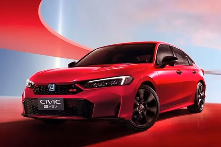 Xe có thể tăng tốc từ 0-100 km/h trong 7,9 giây và có mức tiêu thụ nhiên liệu là 4 lít/100 km, vô cùng tiết kiệm so với RS xăng là 6,3 lít/100 km. Phiên bản e:HEV RS sẽ có thêm chế độ lái Individual (tùy chỉnh) giống mẫu Civic Type R. Các bản khác vẫn có 3 chế độ lái là: Econ (tiết kiệm), Normal (thông thường), Sport (thể thao).