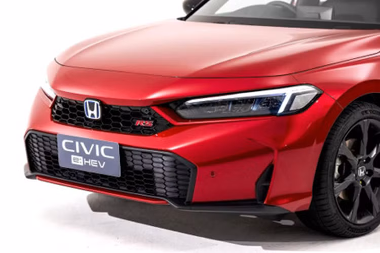 Động cơ kết hợp với hộp số CVT. Thứ hai là bản cao cấp được trang bị hệ truyền động hybrid với sự kết hợp của động cơ điện và động cơ xăng cho công suất lên tới 200 mã lực và mô-men 315 Nm. Xe dùng hệ dẫn động cầu trước và hộp số vô cấp điện tử E-CVT.