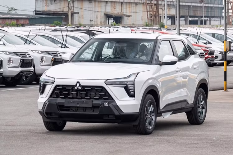 Dù ở phiên bản nào, Mitsubishi Xforce cũng dùng động cơ xăng 4 xi-lanh, dung tích 1.5L quen thuộc, cho công suất tối đa 105 mã lực và mô-men xoắn cực đại 141 Nm. Đây chính là động cơ hiện đang được dùng cho Mitsubishi Xpander. Động cơ đi với hộp số biến thiên vô cấp CVT và hệ dẫn động cầu trước.