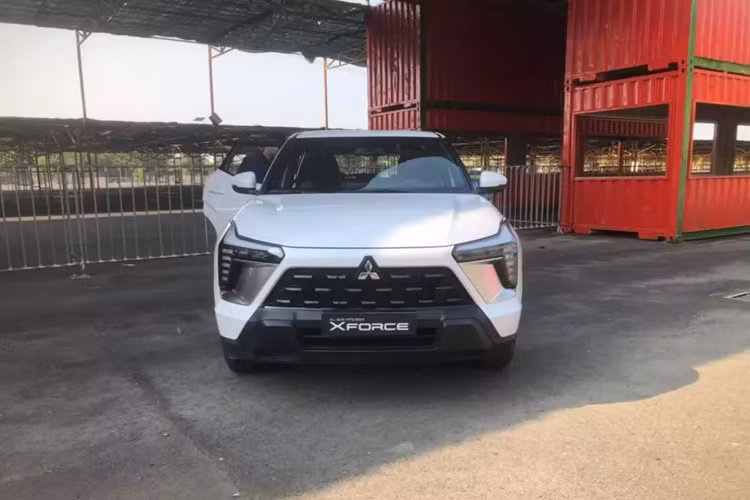 Vào ngày 5/2/2024, hãng Mitsubishi đã bắt đầu xuất khẩu những chiếc Xforce sản xuất tại Indonesia sang Việt Nam. Đến nay, lô xe Mitsubishi Xforce 2024 mới xuất khẩu đầu tiên đã cập bến Việt Nam, trong đó có cả những chiếc thuộc bản GLX tiêu chuẩn.