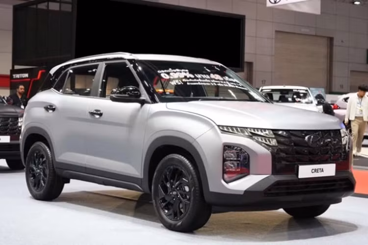 So với các phiên bản tiêu chuẩn, Hyundai Creta Alpha 2024 mới tại Thái Lan nhận được những tinh chỉnh về thiết kế mang lại vẻ ngoài thể thao và nổi bật hơn. Đầu tiên là màu sơn ngoại thất màu đen mờ ấn tượng, tô đậm vẻ đẹp thể thao, khỏe khoắn cho xe.