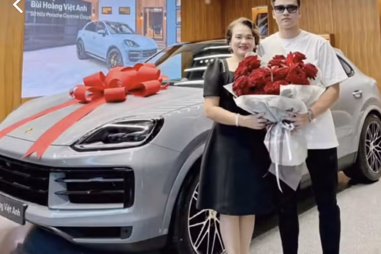 Hiện tại, Bùi Hoàng Việt Anh đang cùng ĐT Việt Nam tập huấn ở Hàn Quốc để chuẩn bị cho giải đấu AFF Cup 2024 sắp tới. Kỳ vọng, với chiếc xe sang Porsche Canyene Coupe này, chàng cầu thủ gốc Thái Bình này sẽ có nhiều thành tích tốt hơn trong sự nghiệp "quần đùi áo số".