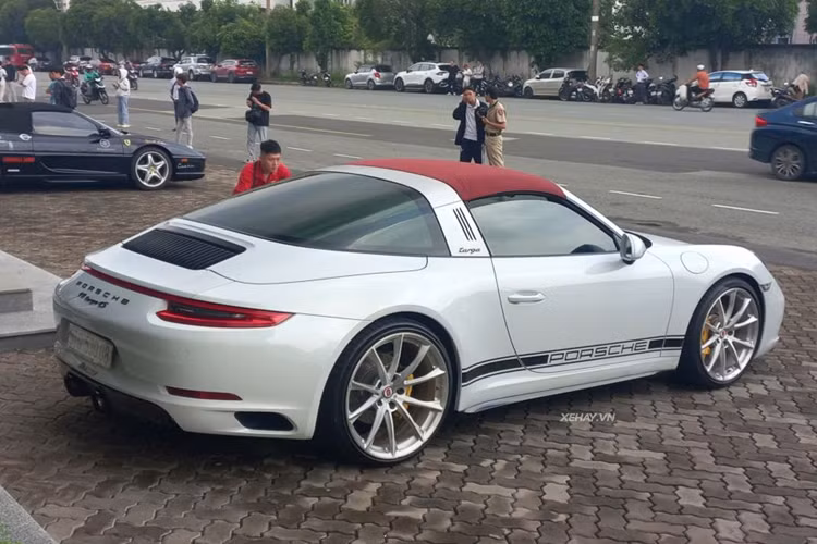 Tốc độ tối đa của xe là 302 km/h. Theo Porsche, 911 Targa 4S tiêu thụ trung bình 8 lít xăng/100 km. Tại thời điểm đó, mức giá xe Porsche, 911 Targa 4S lăn bánh được đồn đoán lên tới gần 9 tỷ đồng.
