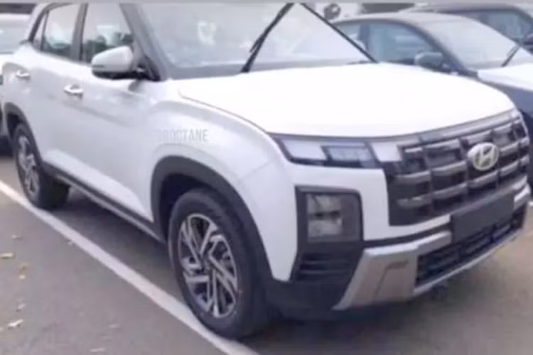 Mới đây, những chiếc Hyundai Creta 2024 mới đầu tiên đã được vận chuyển về đại lý nhằm chuẩn bị cho sự kiện ra mắt xe tổ chức vào ngày 16/1 tới đây. Qua những hình ảnh được đăng tải, có thể thấy Creta bản nâng cấp giữa vòng đời có khá nhiều thay đổi về mặt ngoại hình so với bản tiền nhiệm.